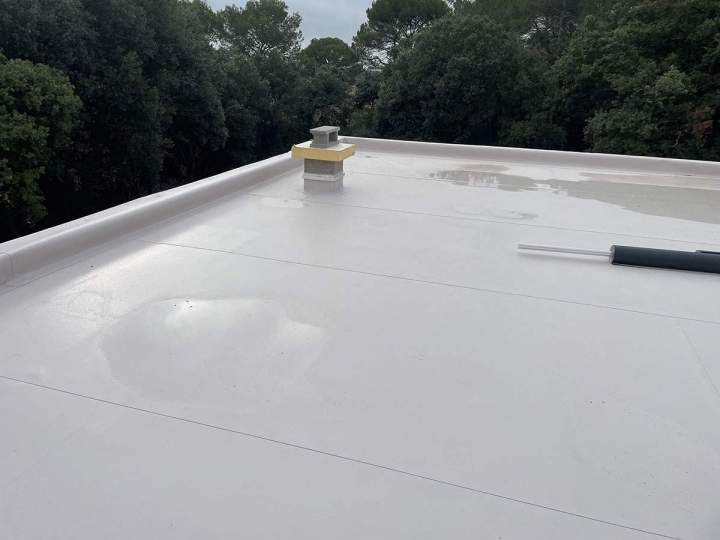 Un toit-terrasse étanche assurant un drainage efficace des eaux pluviales